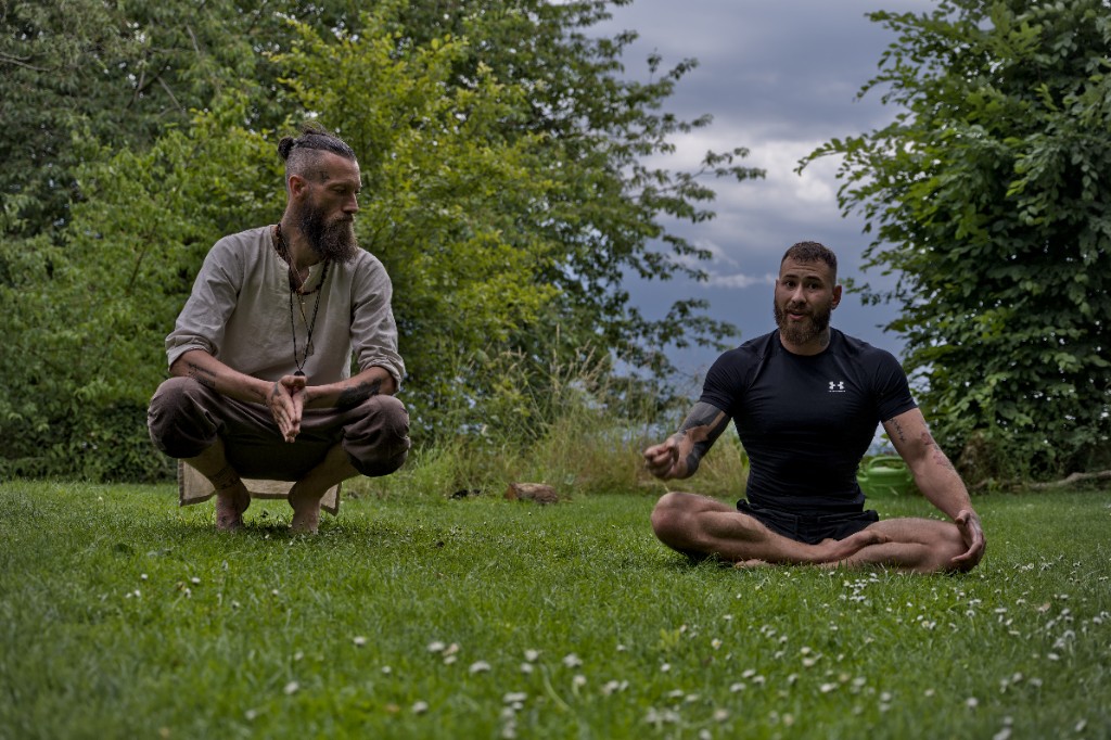 Nico und Valentin im Gespräch in der Natur