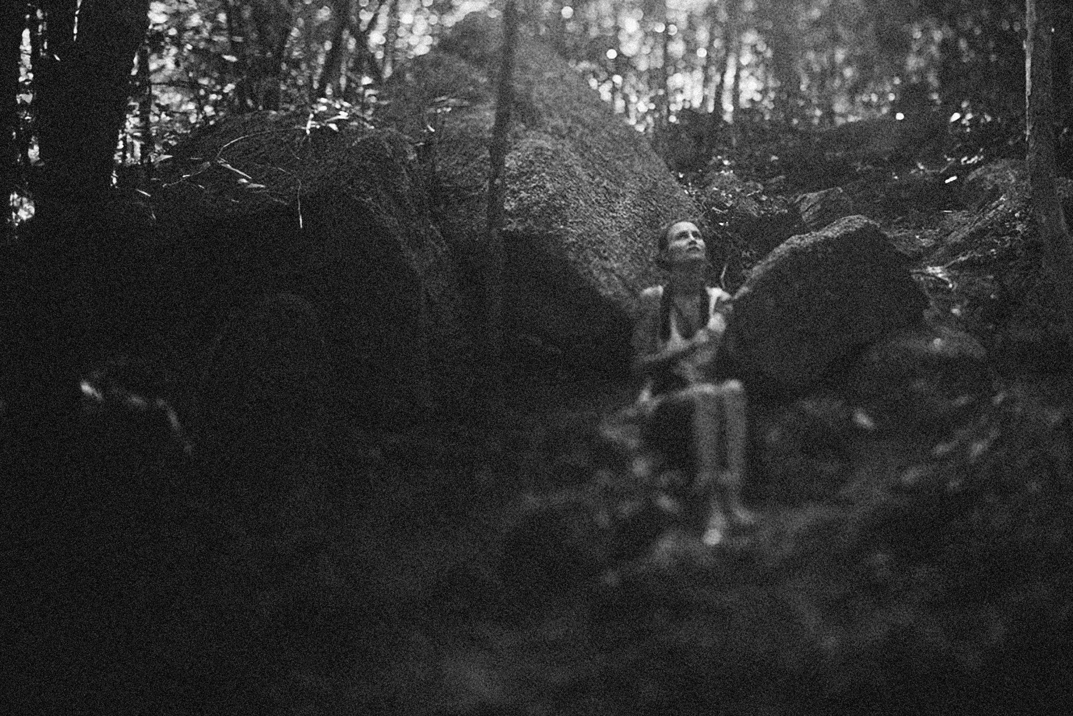 Frau in stiller Präsenz in der Natur – HYLR